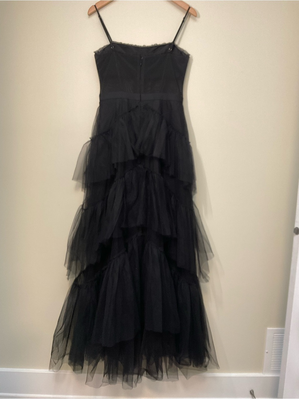 BCBGMaxAzria Black Strapless Tiered Tulle Gown. SZ 8 - Picture 8 of 12